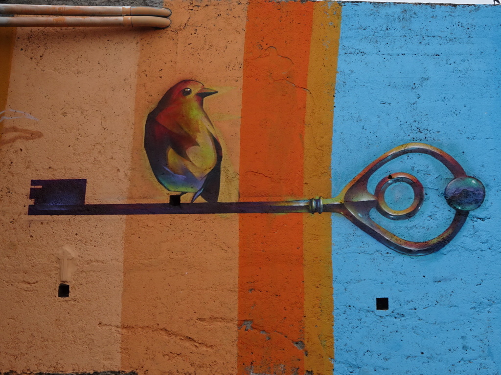 Bird and Key - but in Spanish that's the rhyming Ave y Llave - awesome!