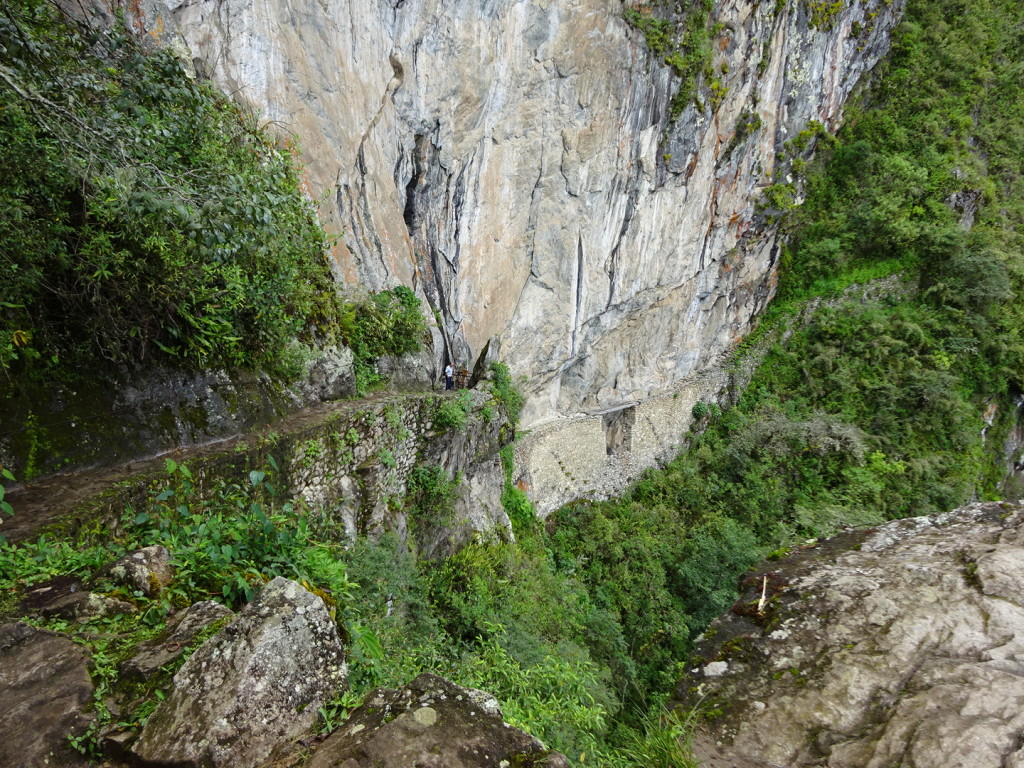 The high up view of the Inka Bridge and the trail leadig to it.