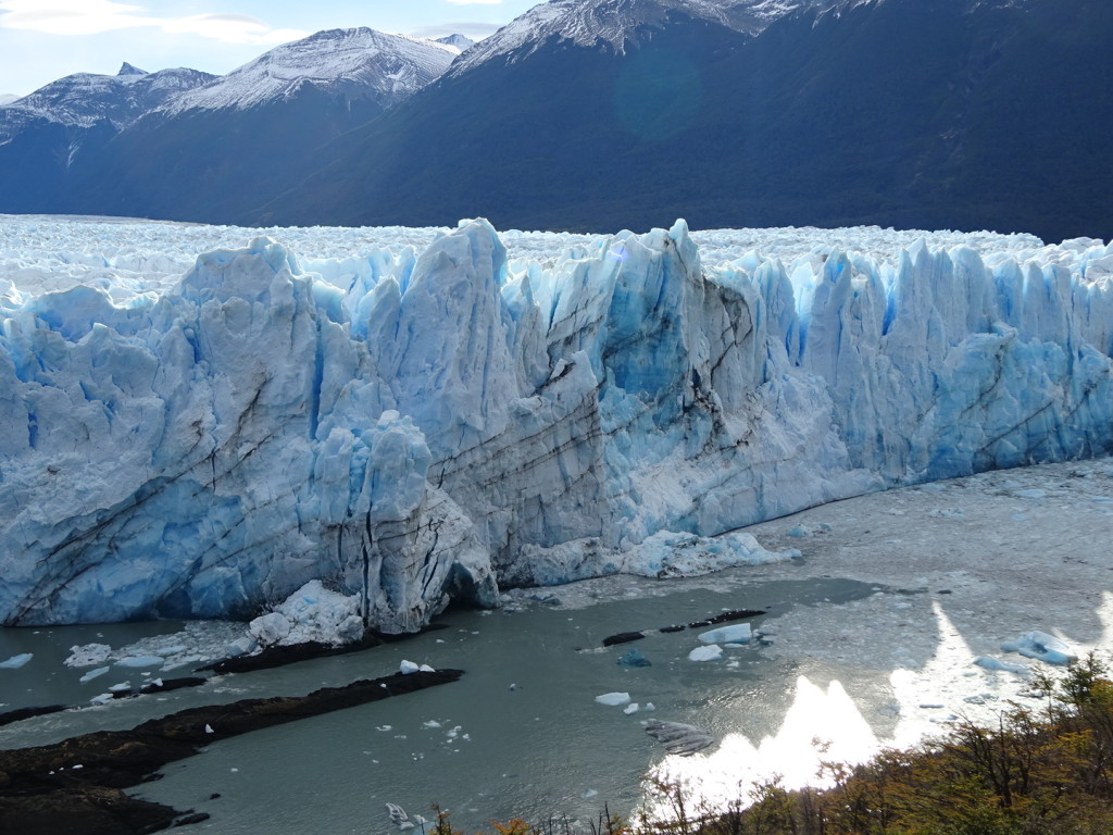 If you look at the mound of ice in the water in the middle ....that's the 3-story piece that fell beffore our vary eyes.