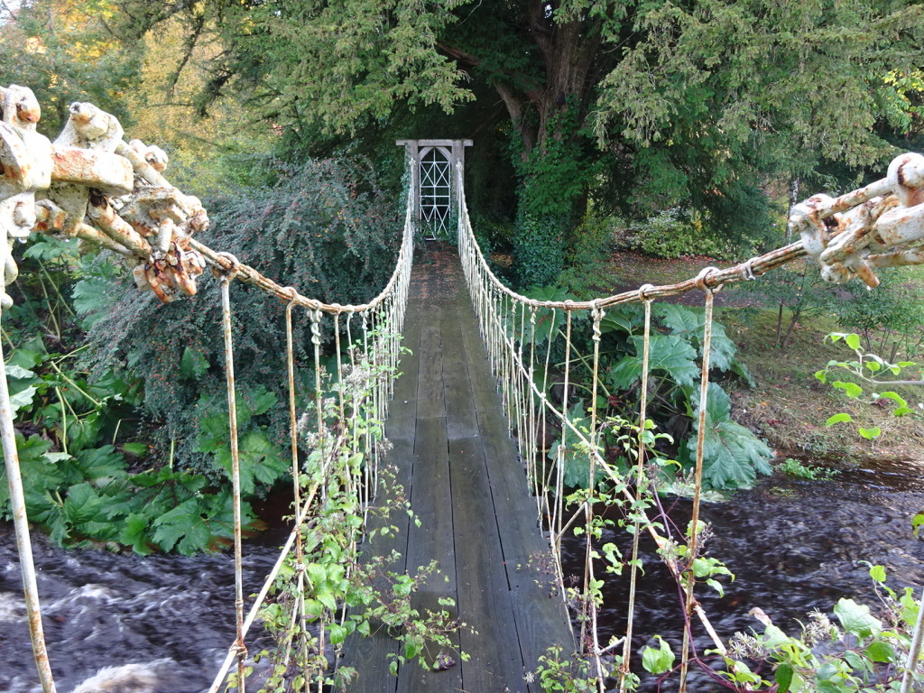 Aw com'mon...like the day wasn't pretty enough they put this amazing bridge here. My heart skipped a beat.