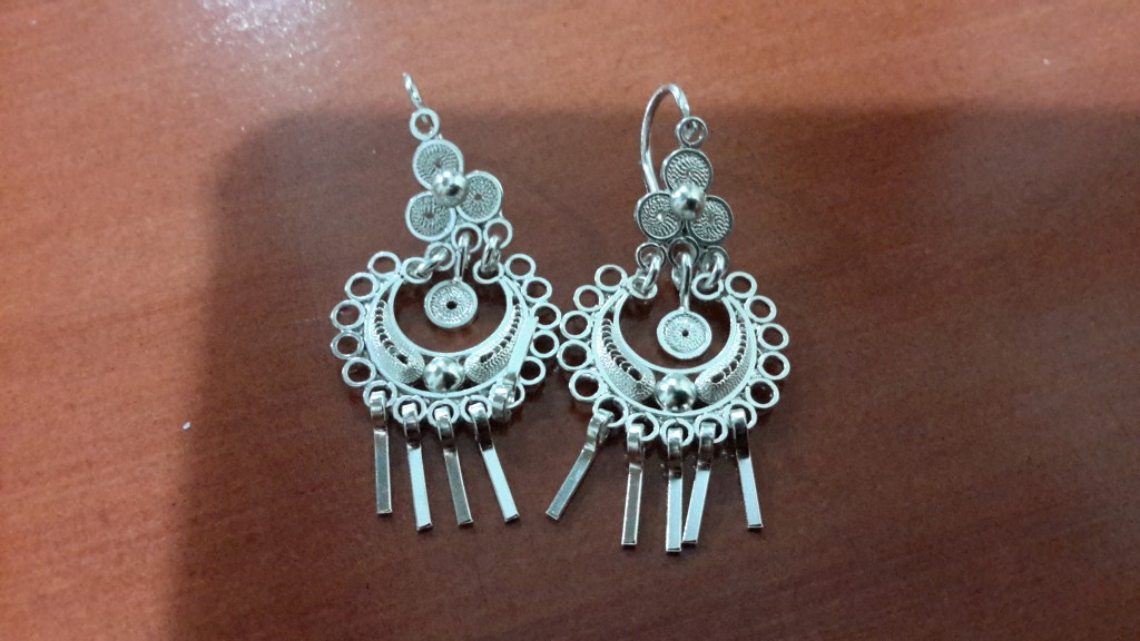 check out my fancy new Ecuadorian earrings...LOVE THEM!