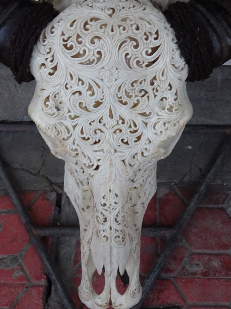These bone carvings were very popular in Bali. We could imagine them in som hippster bar back home.